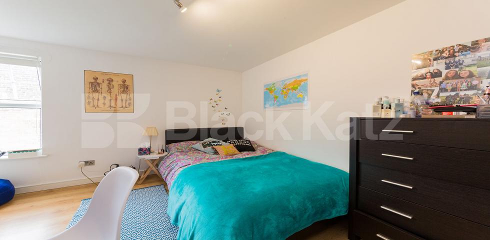 			3 / 4 BEDROOMS!, 3 Bedroom, 1 bath, 1 reception Mews House			 Criterion Mews, ARCHWAY 